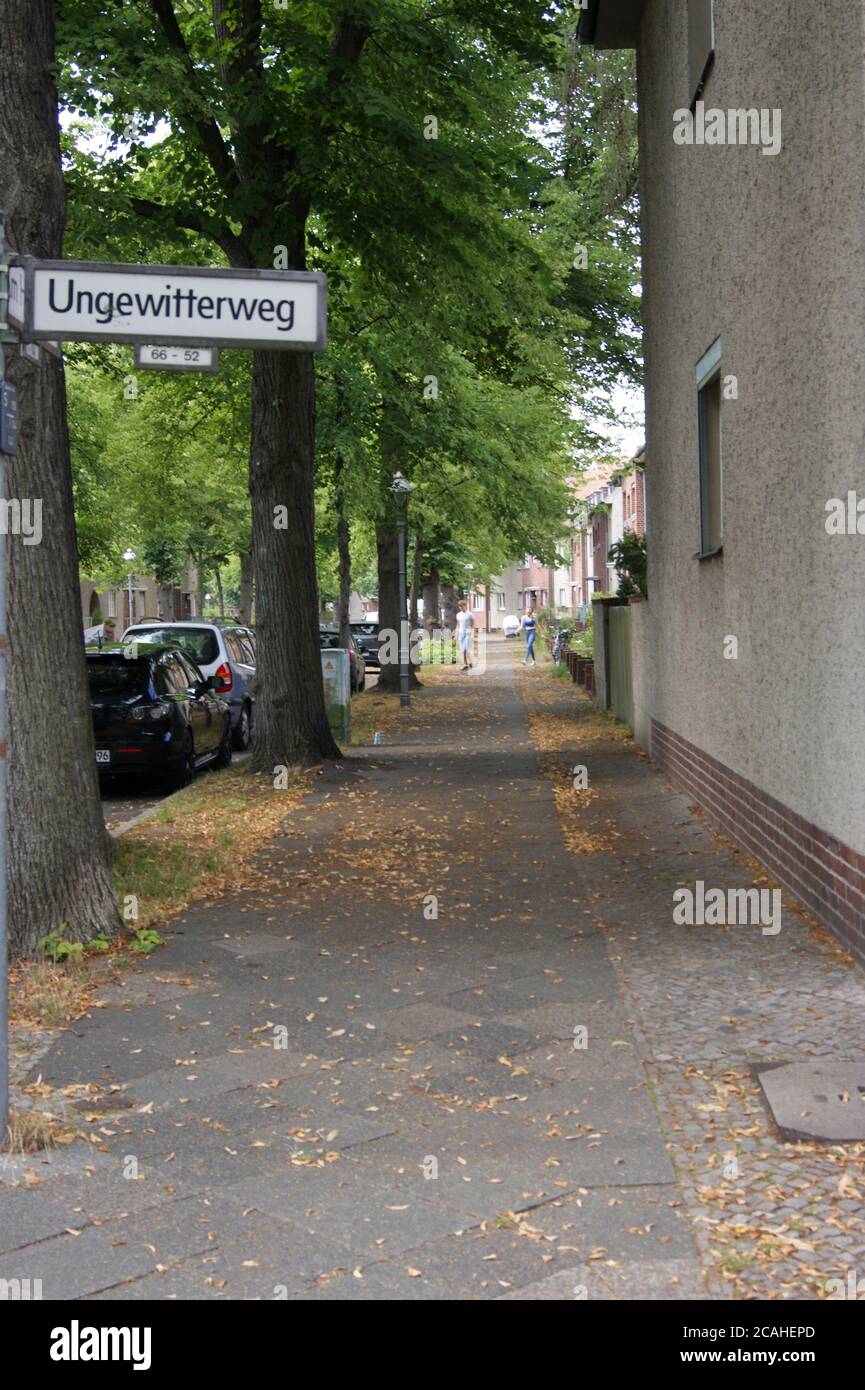 Häuserzeile/Fußweg in der Straße Am Heideberg Ecke Ungewitterweg in der Gartenstadt Staaken in Berlin-Spandau. Stock Photo