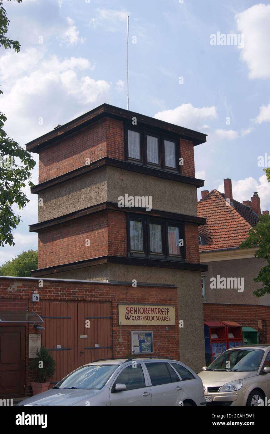 Die alte, bis 1975 genutzte Feuerwache in der Gartenstadt Staaken, die heute einen Seniorentreff beherbergt. Stock Photo