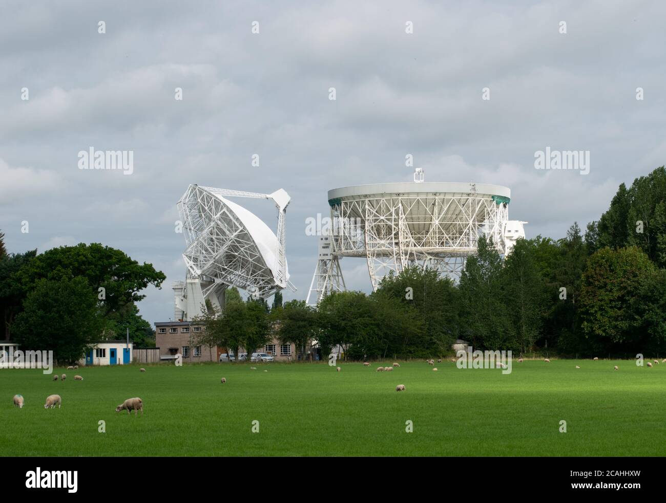 Jodrell Bank radiotelescope dish with Lovell telescope pointing straight up. Crewe, Cheshire, UK. Stock Photo