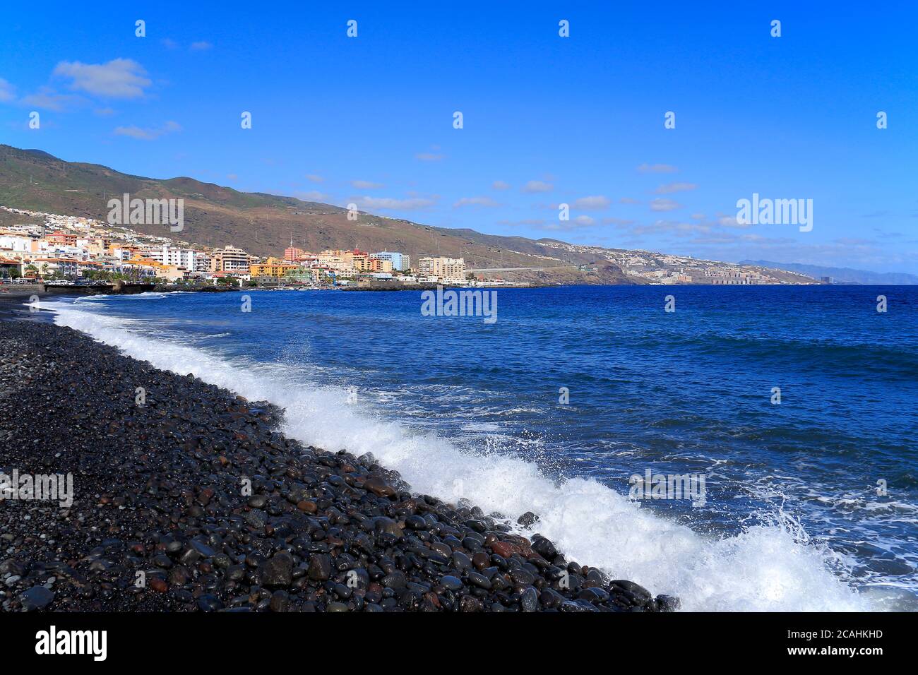 Waves crashing beach panoramic hi-res stock photography and images - Alamy