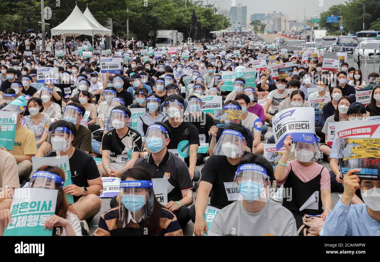 Seoul, South Korea. 7th Aug, 2020. The Korean Medical Association, which consists of interns and.residents at university hospitals across the country, holds a rally at the entrance of Yeouido Park to oppose the government's plan to expand the number of medical schools. Credit: Won-Ki Min/ZUMA Wire/Alamy Live News Stock Photo