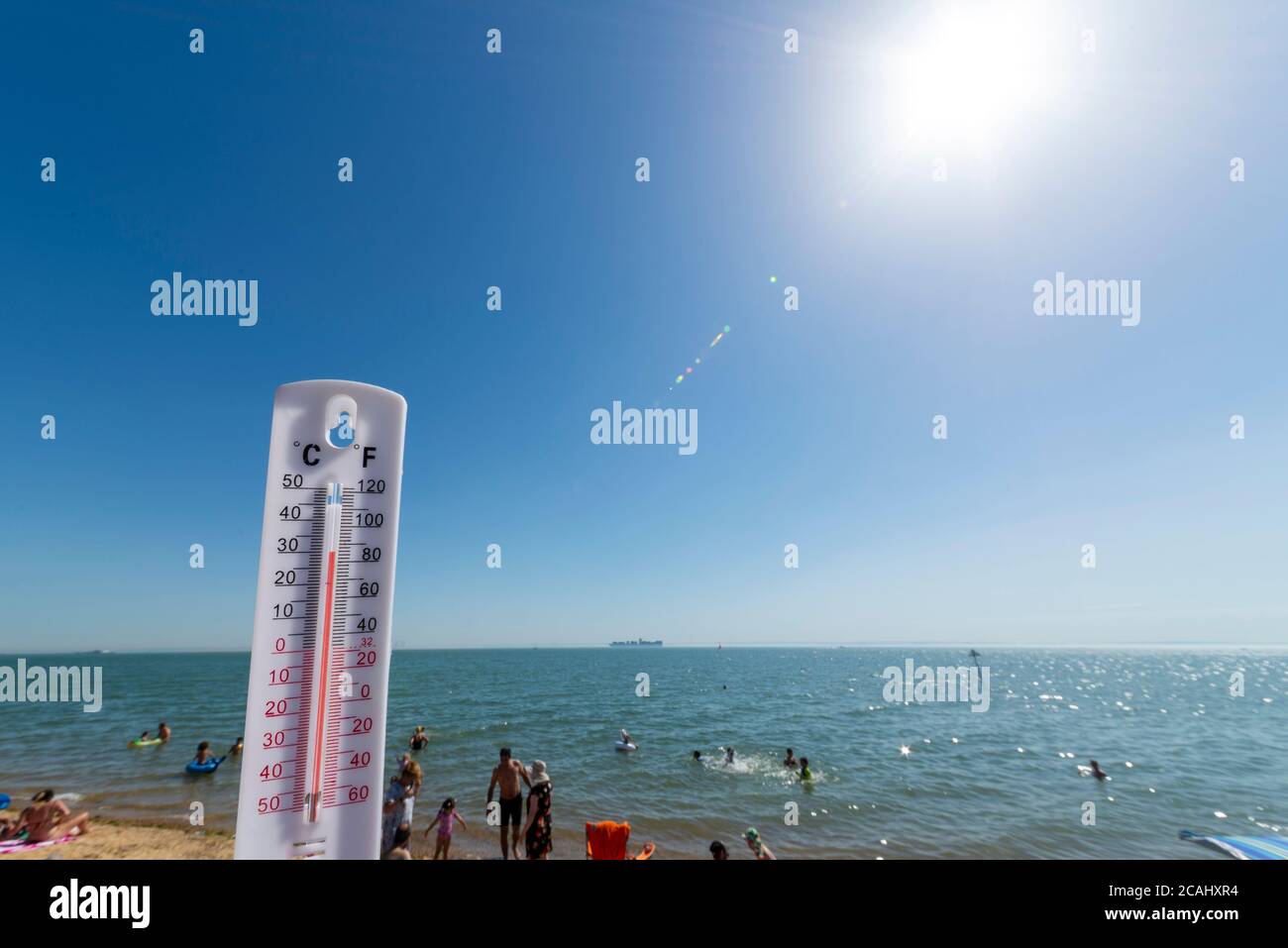 Southend on Sea, Essex, UK. 7th Aug, 2020. With the forecast high temperatures people are heading to the seafront to cool down, despite the COVID-19 Coronavirus advice. In Southend on Sea people are out enjoying the afternoon high tide, with temperatures into the low thirties Stock Photo