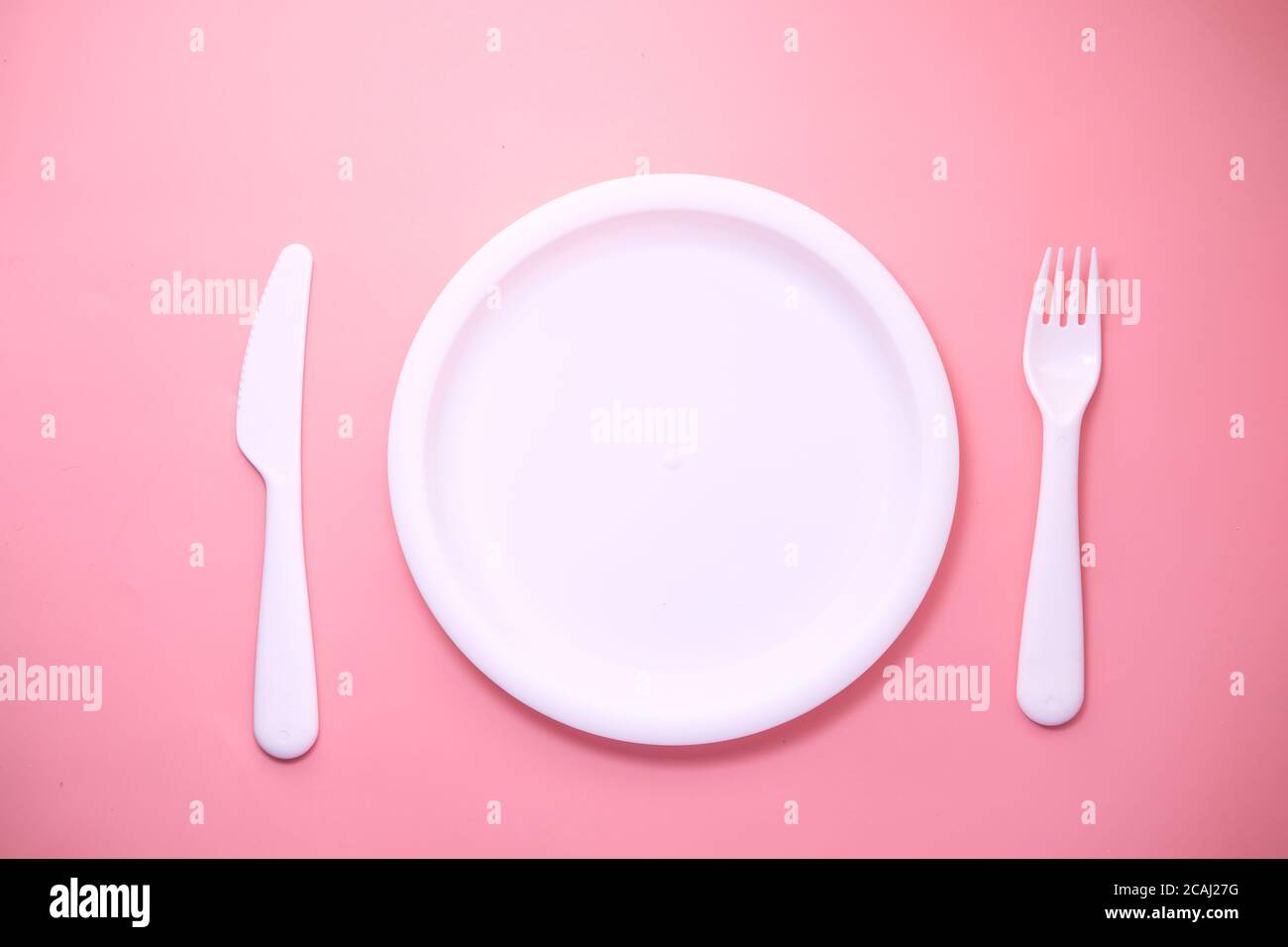 Empty plate on pink hi-res stock photography and images - Alamy