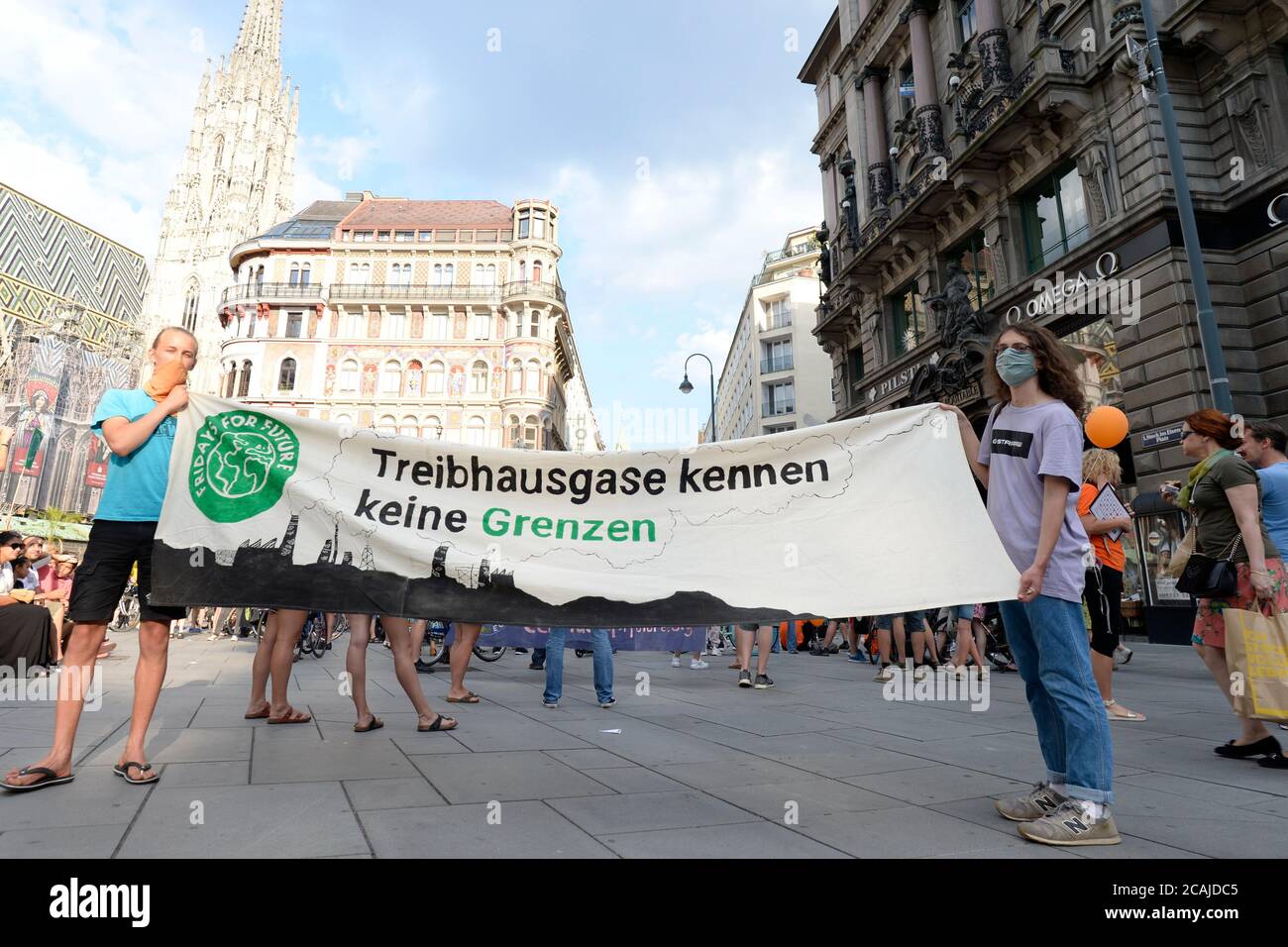 Vienna, Austria. 7th Aug, 2020. Fridays for Future demonstration under the motto 'Auto correction: Full throttle out of the climate crisis'. The demonstration march moves from Stephansplatz to the Ministry of Transport in Vienna. Credit: Franz Perc / Alamy Live News Stock Photo