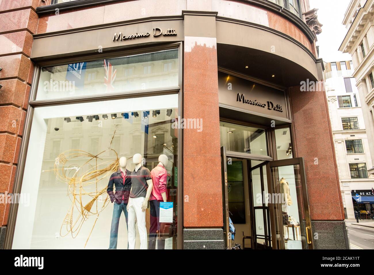 LONDON- Massimo Dutti exterior sign and logo on Regent Street store. A  Spanish fashion label Stock Photo - Alamy