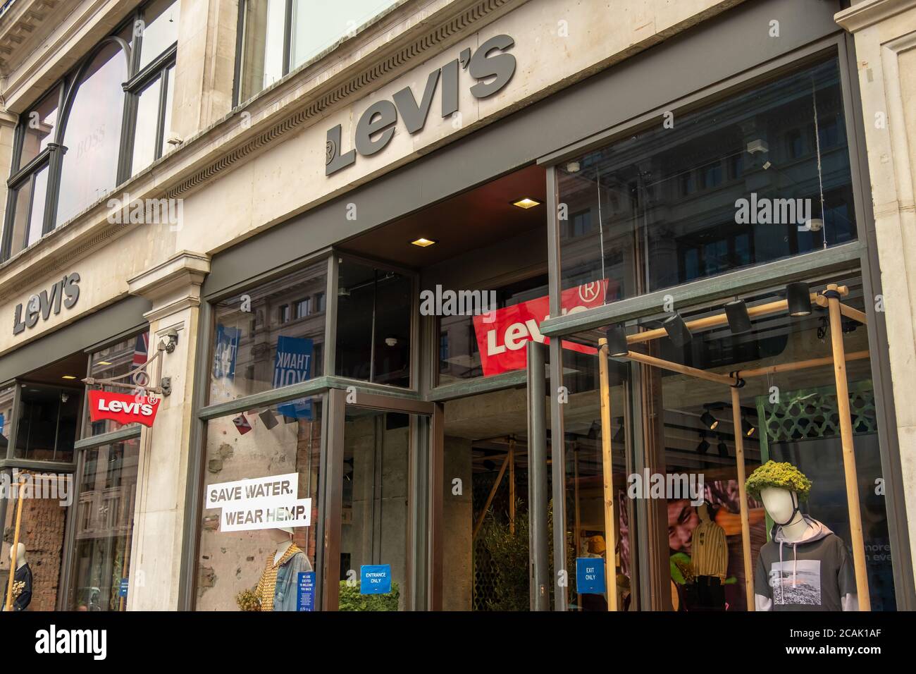 London- Levi's retail store signage in London's West End Stock Photo - Alamy