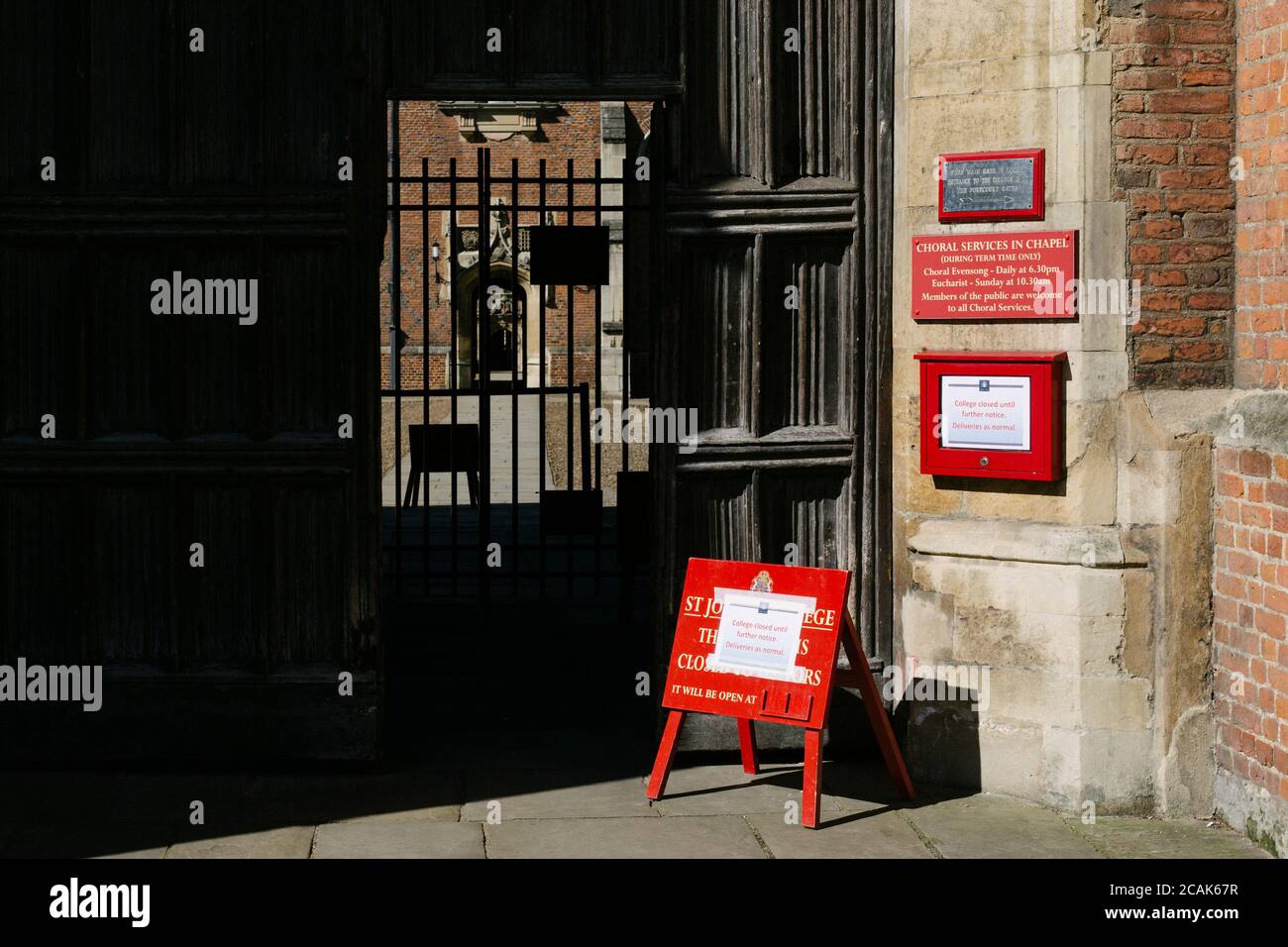 Closure notice at the entrance of St John's college at Cambridge University, UK, during the 2020 coronavirus pandemic. Stock Photo