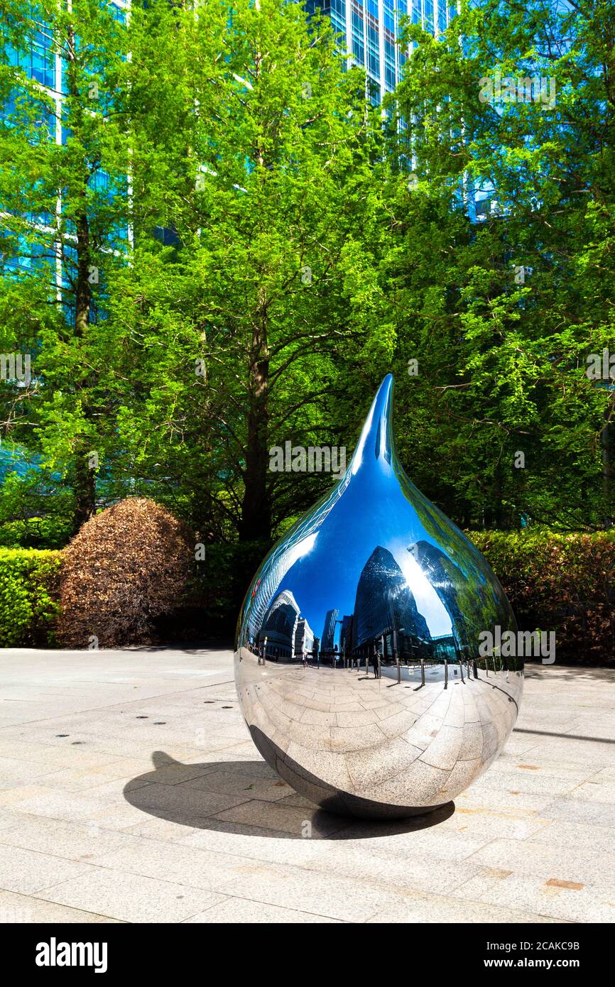 Mirror finished polished steel sculpture 'Tear' by Richard Hudson in Canary Wharf, London, UK Stock Photo