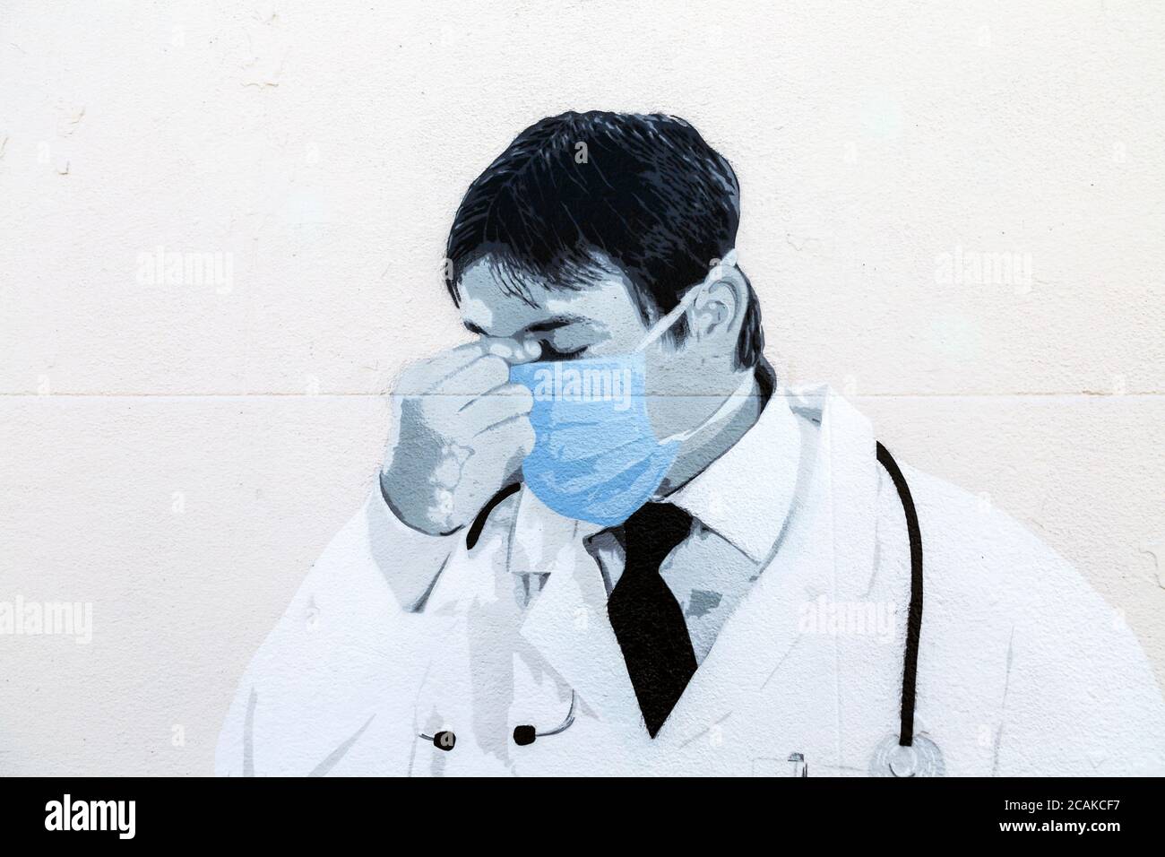 Doctor uk nhs hi-res stock photography and images - Alamy