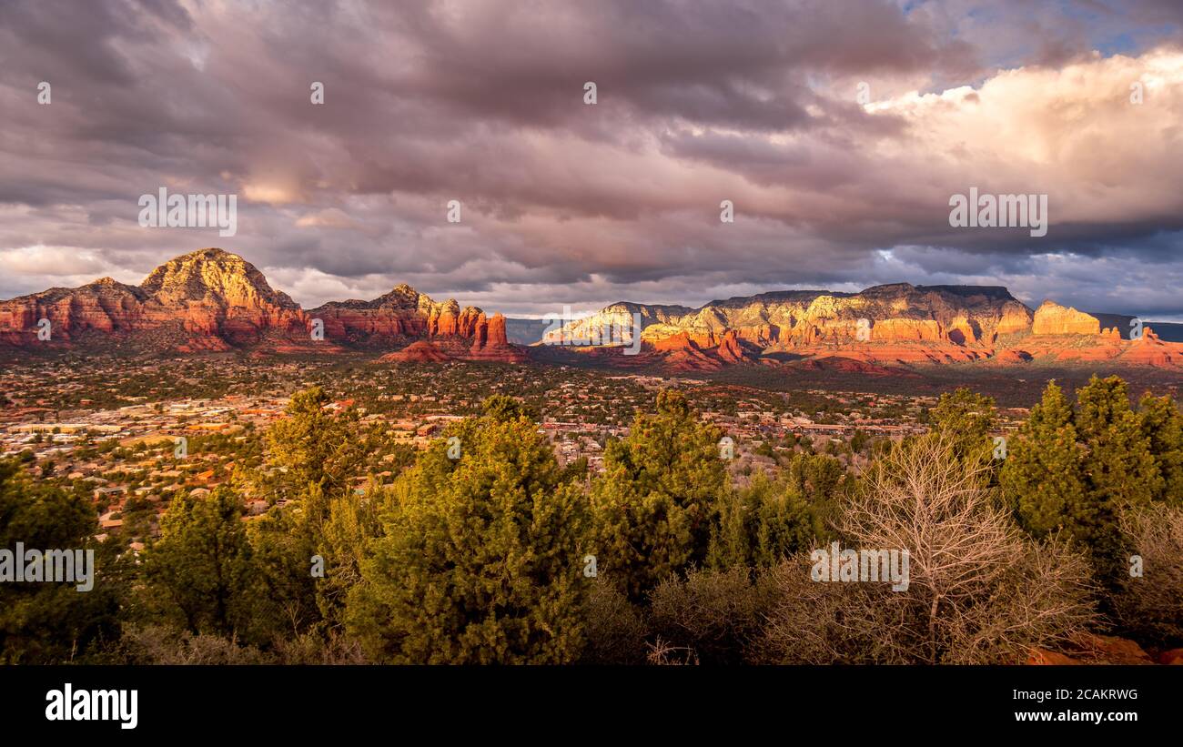 Sunset over Thunder Mountain and other red rock mountains surrounding the town of Sedona in northern Arizona in Coconino National Forest, USA Stock Photo