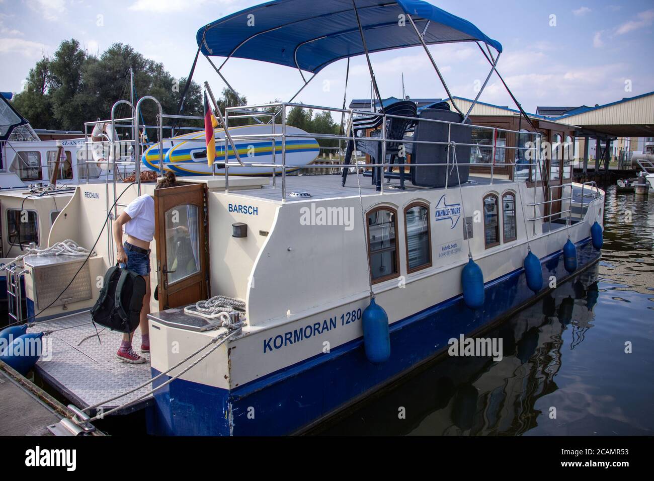 Rechlin, Germany. 07th Aug, 2020. Holidaymakers equip their houseboat