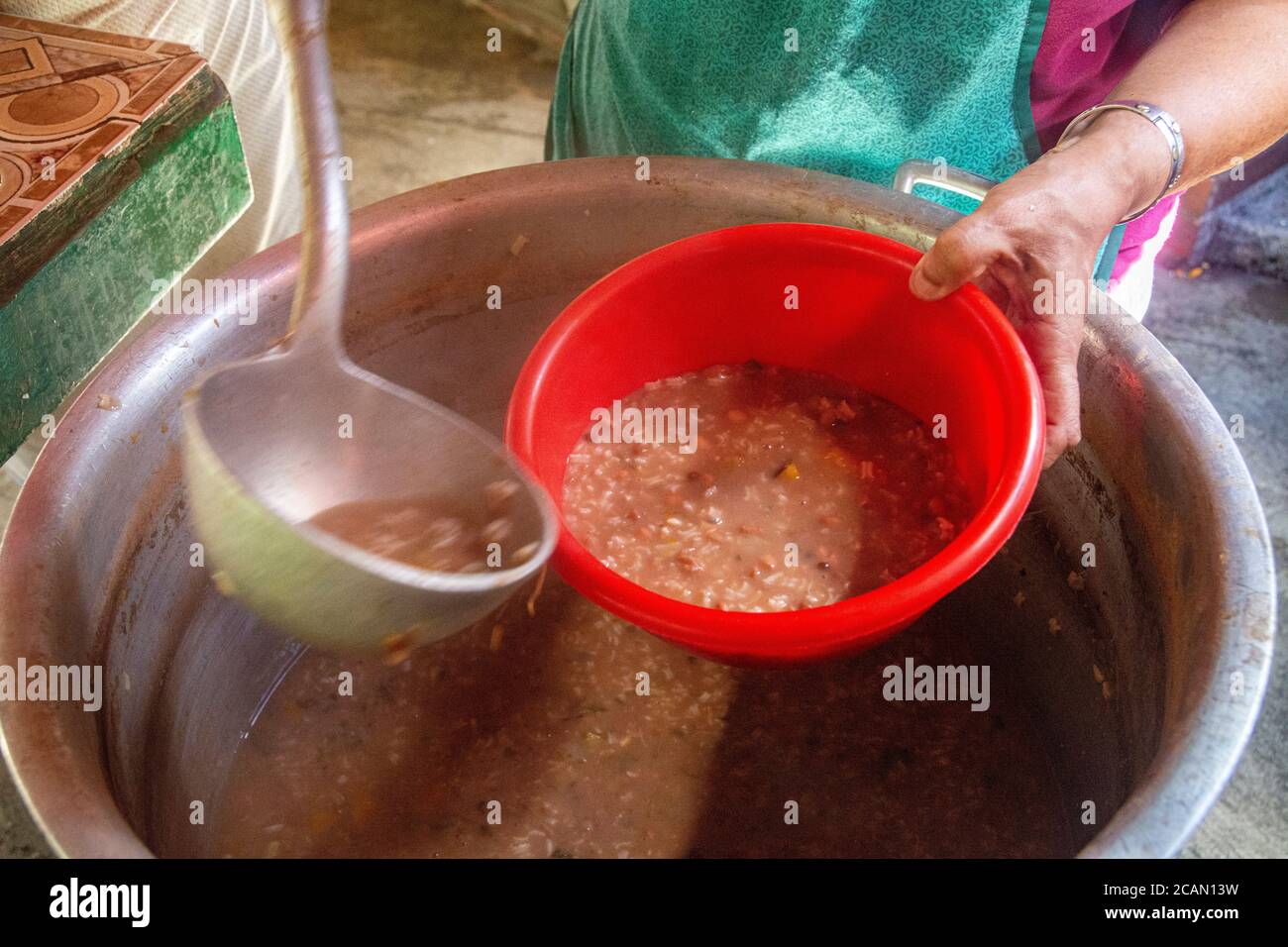 https://c8.alamy.com/comp/2CAN13W/a-big-soup-made-of-rice-grains-and-meat-is-served-every-friday-in-the-parish-maria-auxiliadora-of-boleita-caracas-venezuela-through-the-program-2CAN13W.jpg