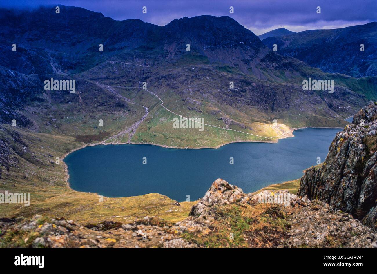 Archive image: Llyn Llydaw seen from Y Lliwedd with the Miners Track on the far side climbing the flank of Snowdon in north Wales, 1998 Stock Photo
