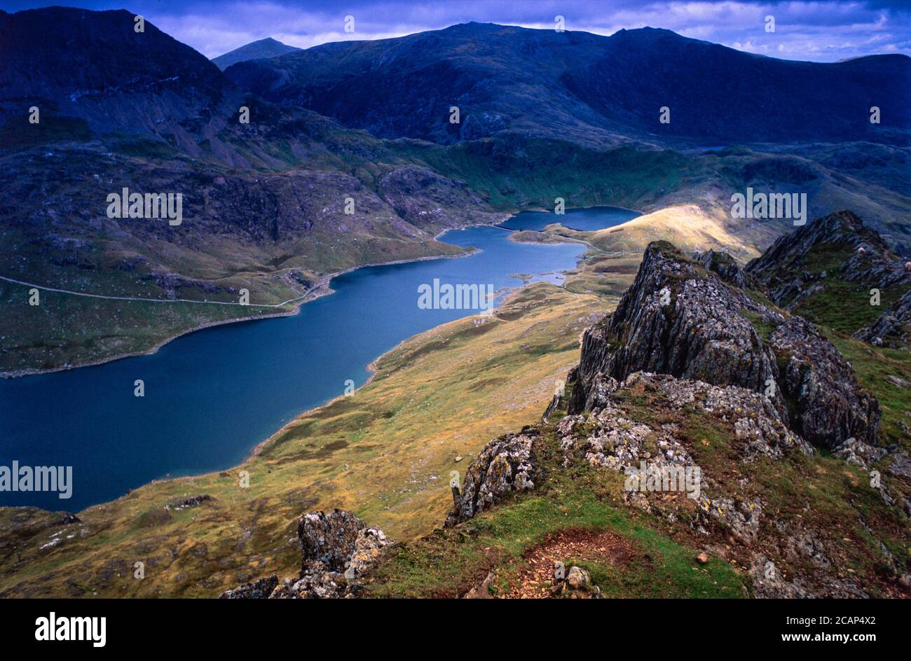 Archive image: Llyn Llydaw seen from Y Lliwedd with the Miners Track on the far side climbing the flank of Snowdon in north Wales, 1998 Stock Photo