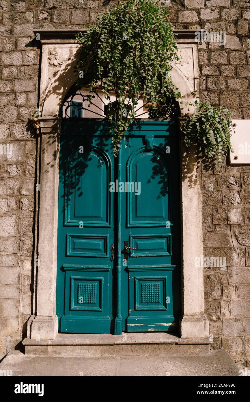 Closed door double doors hi-res stock photography and images - Alamy