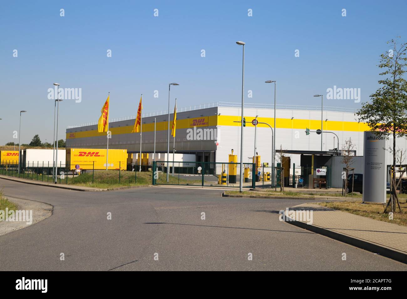 Page 2 - Dhl Parcel High Resolution Stock Photography and Images - Alamy