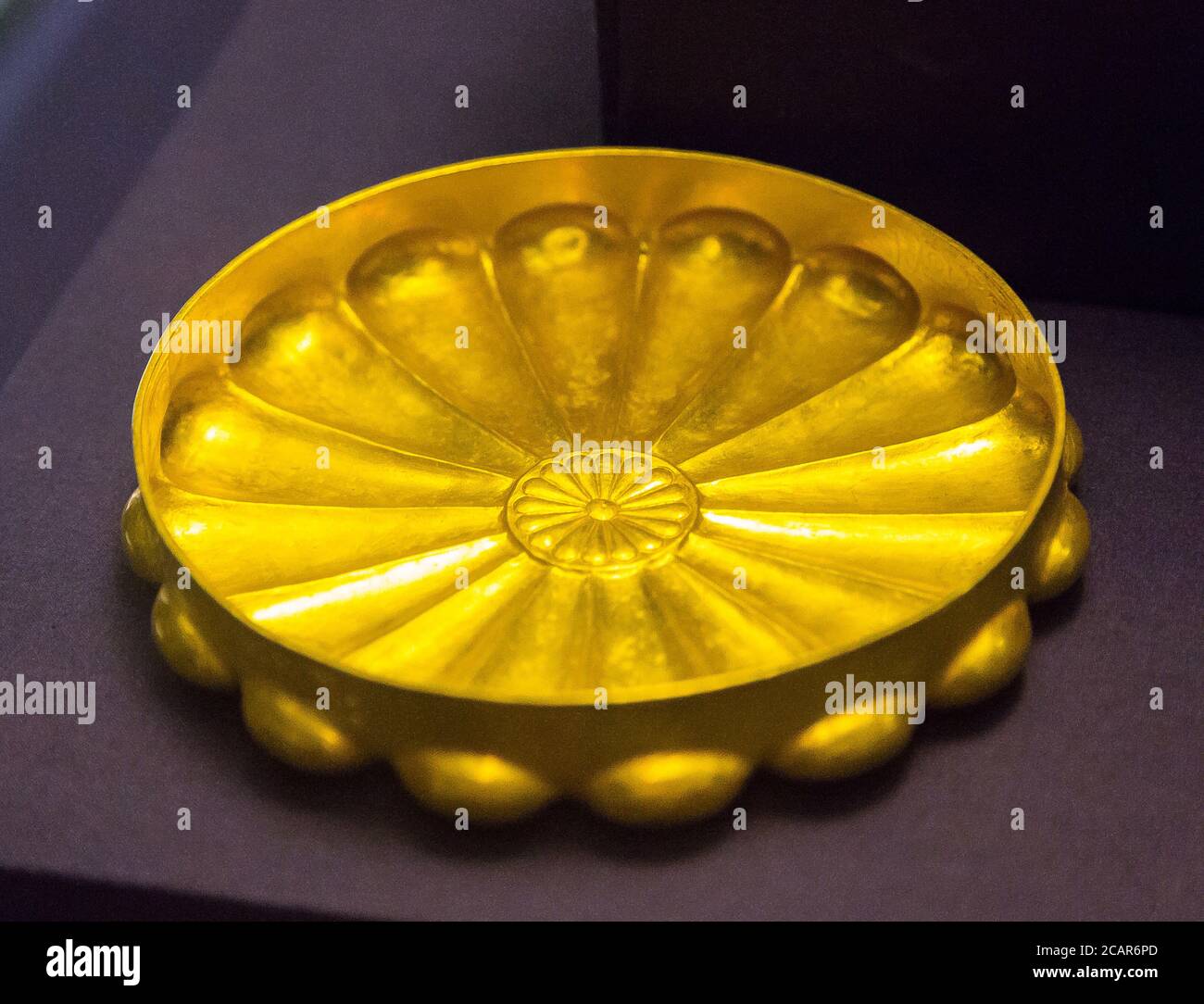 Cairo, Egyptian Museum, dishes found in Tanis, burial of Psusennes : Gold cup in the shape of a flower with 16 petals and a center with a rosette. Stock Photo