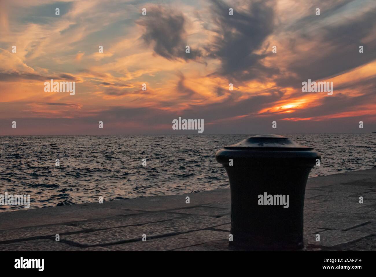 Schiffstau Poller im Abendrot Stock Photo