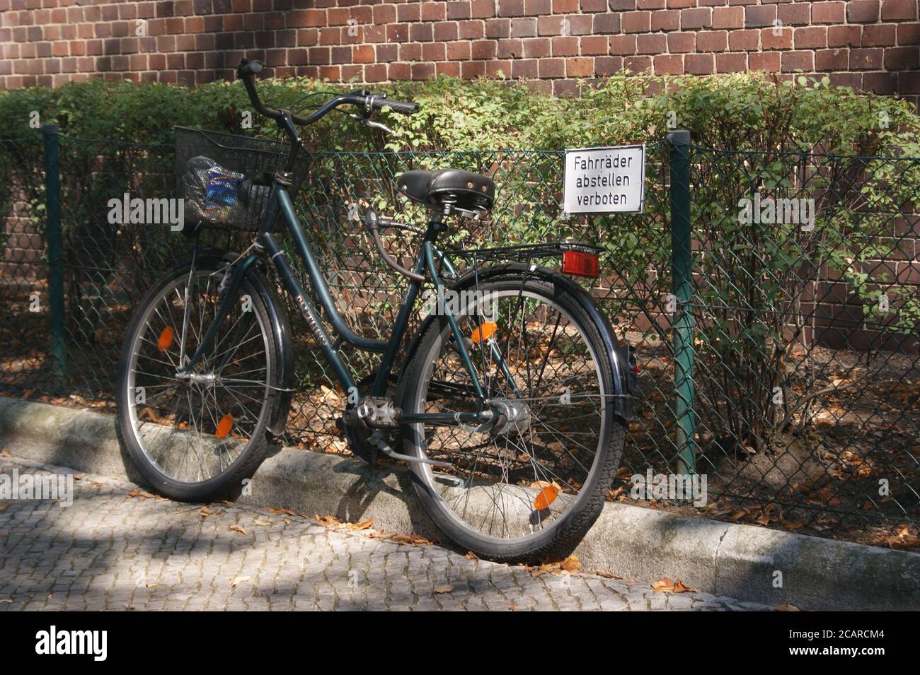 Fahrräder abstellen verboten Stock Photo