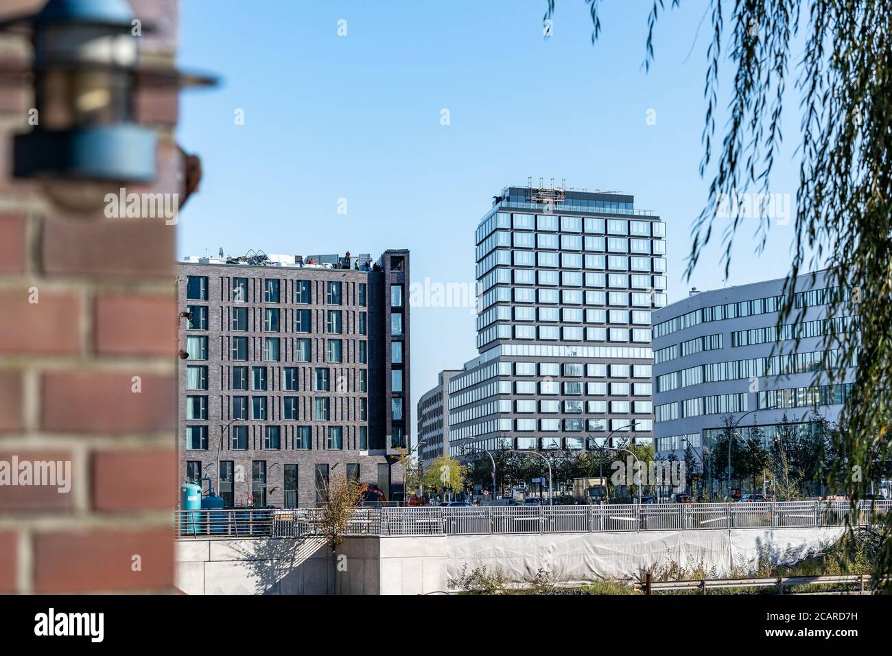 Hamburg, Germany 10 03 2018, Blick von der Elbtorpromennade (Elbarkaden) hinüber zu den Häusern an der Shanghaiallee in der HafenCity. Stock Photo