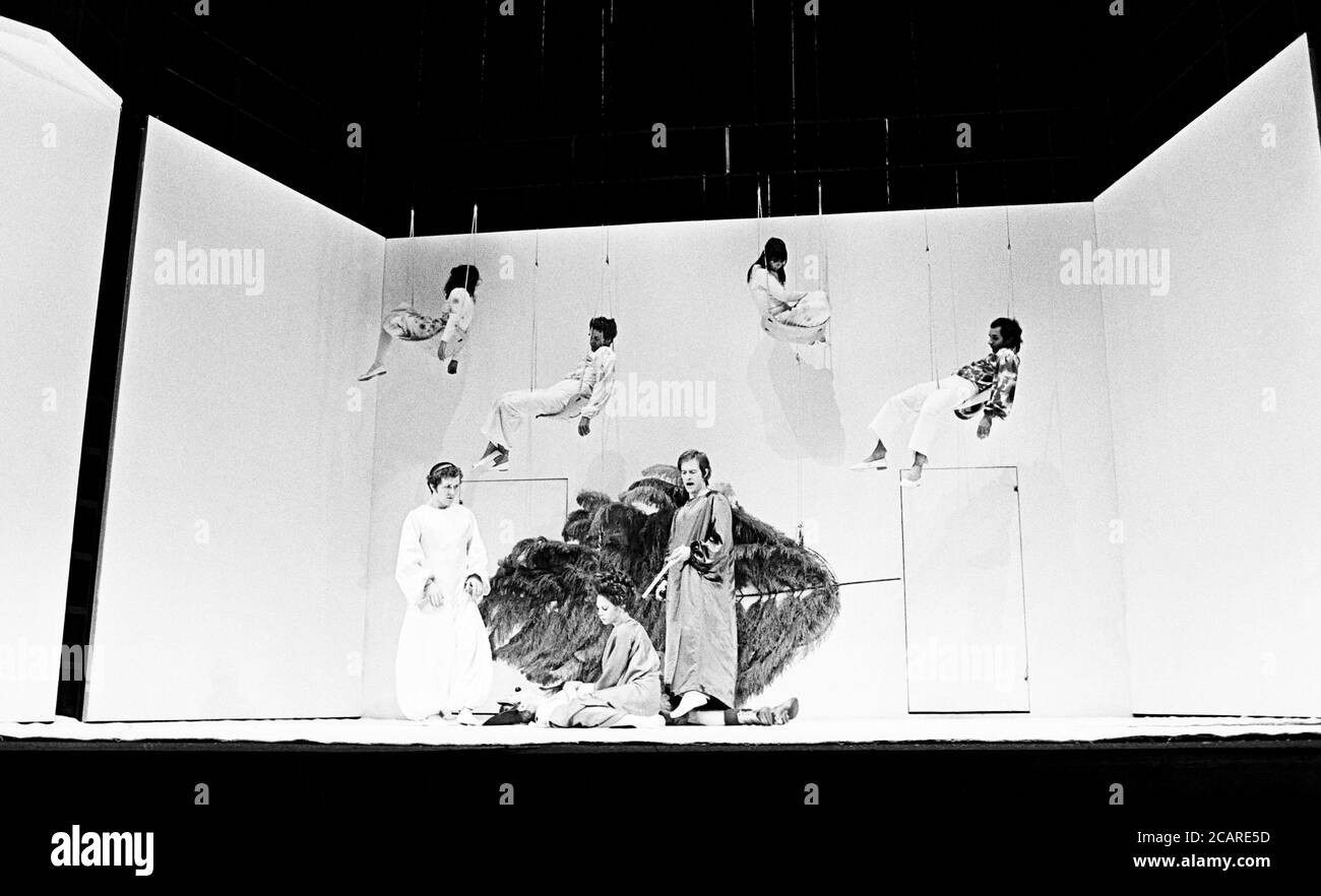 top, l-r: Mary Rutherford (Hermia), Christopher Gable (Lysander), Frances de la Tour (Helena), Ben Kingsley (Demetrius)  below, l-r: John Kane (Puck), David Waller (Bottom), Sara Kestelman (Titania), Alan Howard (Oberon) in A MIDSUMMER NIGHT'S DREAM by Shakespeare at the Royal Shakespeare Company (RSC), Royal Shakespeare Theatre, Stratford-upon-Avon 27/08/1970 design: Sally Jacobs   director: Peter Brook Stock Photo