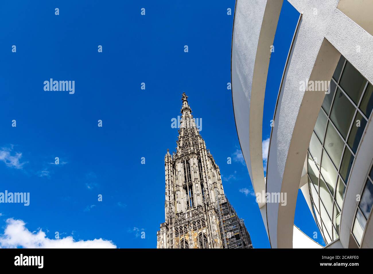 Das gotische Ulmer Münster mit dem höchsten Kirchturm der Welt. Daneben die moderne Bauskulptur Stadthaus, entworfen vom New Yorker Architekt Richard Stock Photo