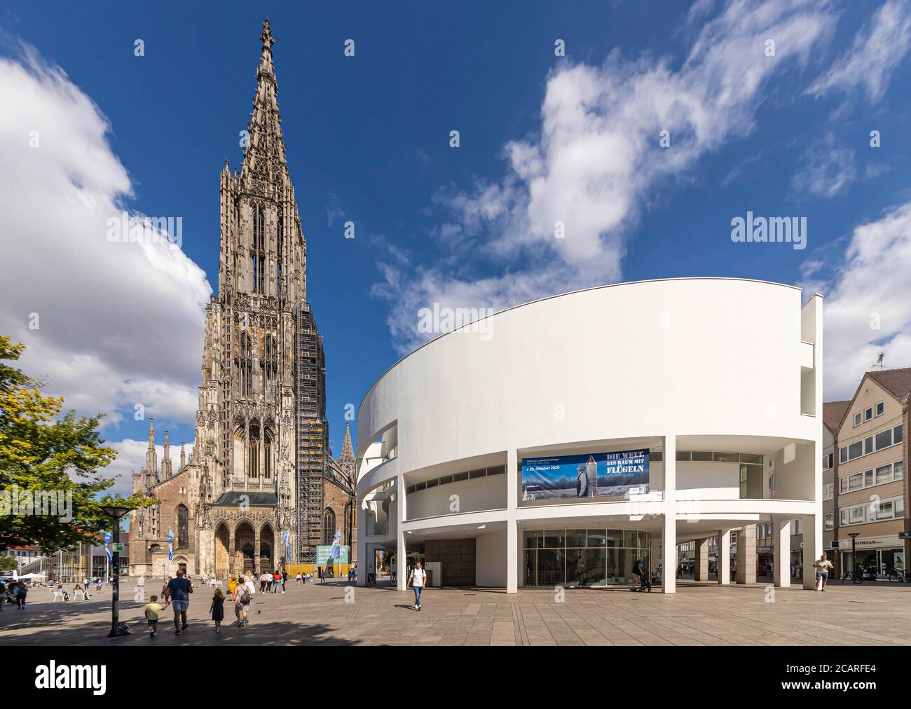 Das gotische Ulmer Münster mit dem höchsten Kirchturm der Welt. Daneben die moderne Bauskulptur Stadthaus, entworfen vom New Yorker Architekt Richard Stock Photo