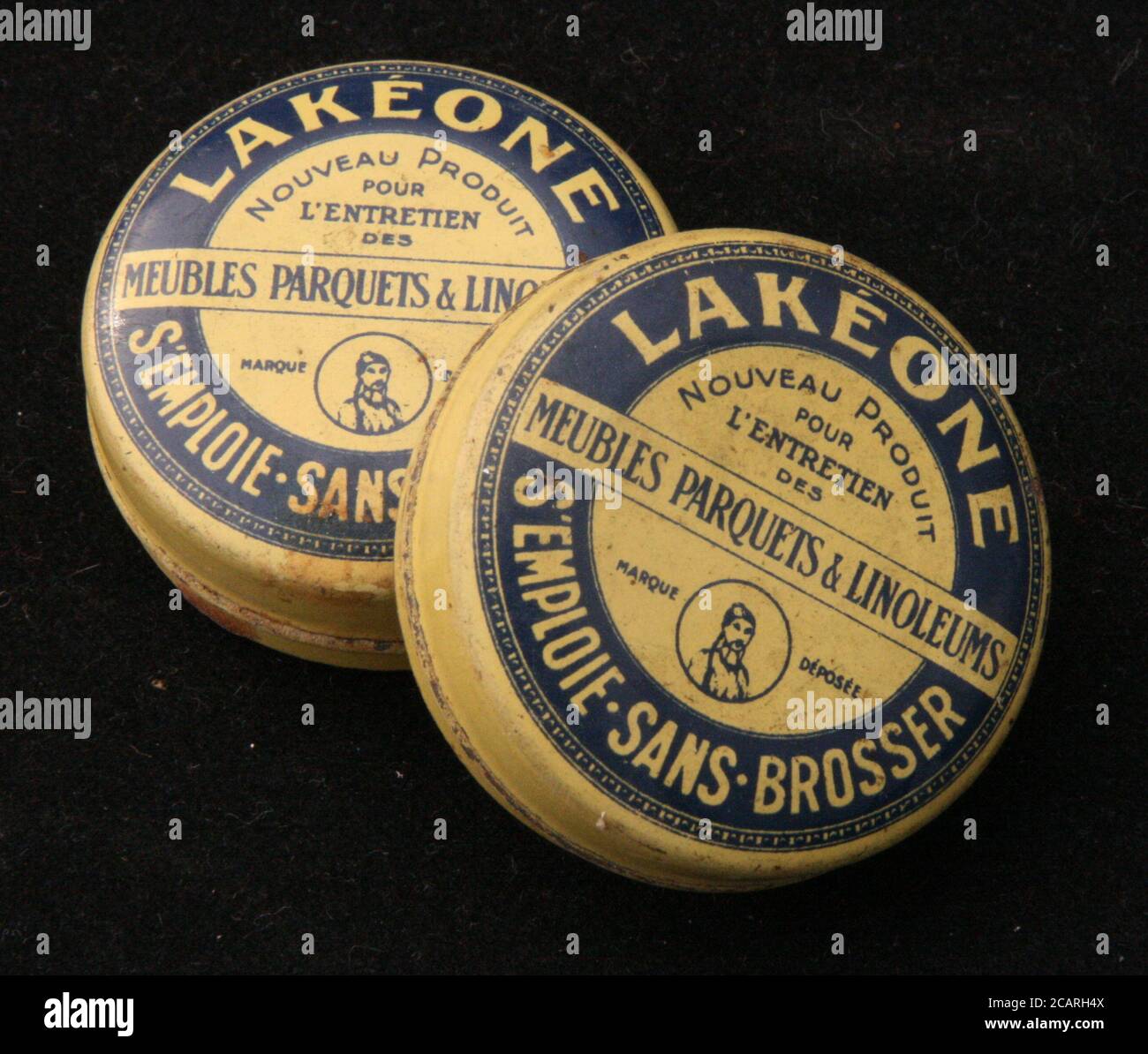 Petites boites de Lakeone, produit pour les parquets vers 1950 Stock Photo