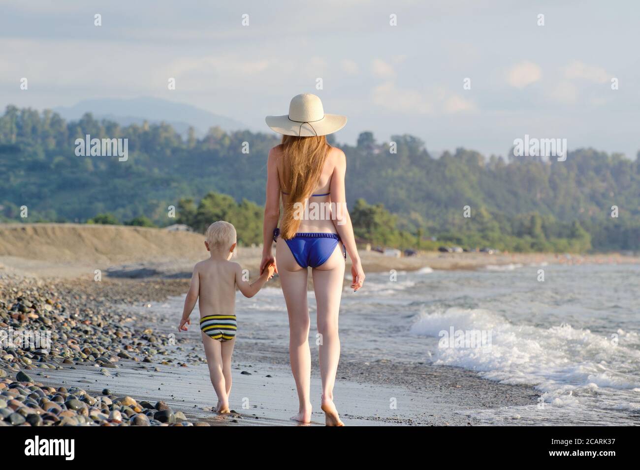 Мама с сыном в панаме на пляже вид сзади. Мама с дочкой на пляже топлесс. Фото девушки с сыном маленьким вид сзади. Папа с ребёнком на пляже. Ванесса паради загорает топлесс.