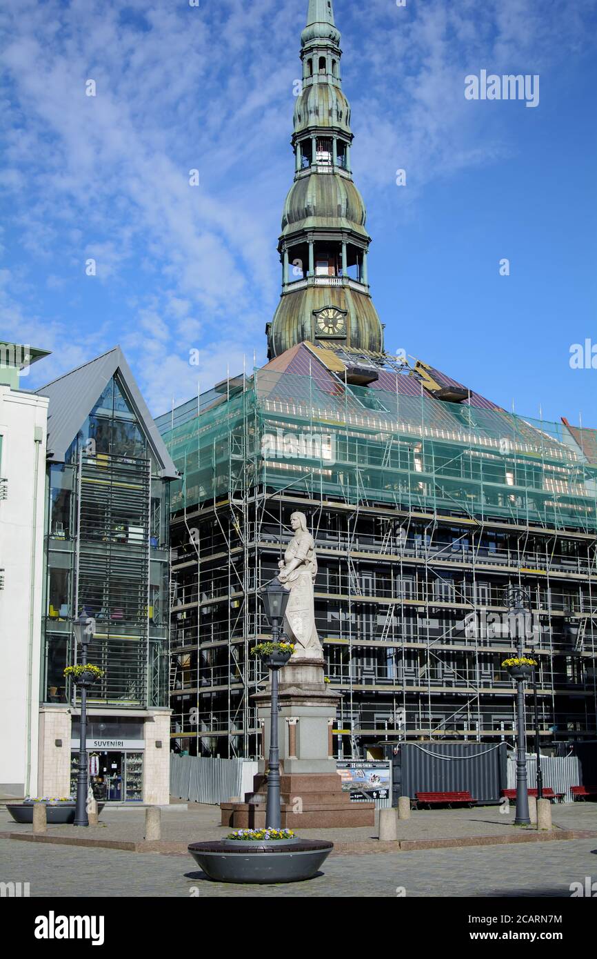 Statue of Saint Roland, patron saint of Riga, with tower of St. Peter’s Church Stock Photo