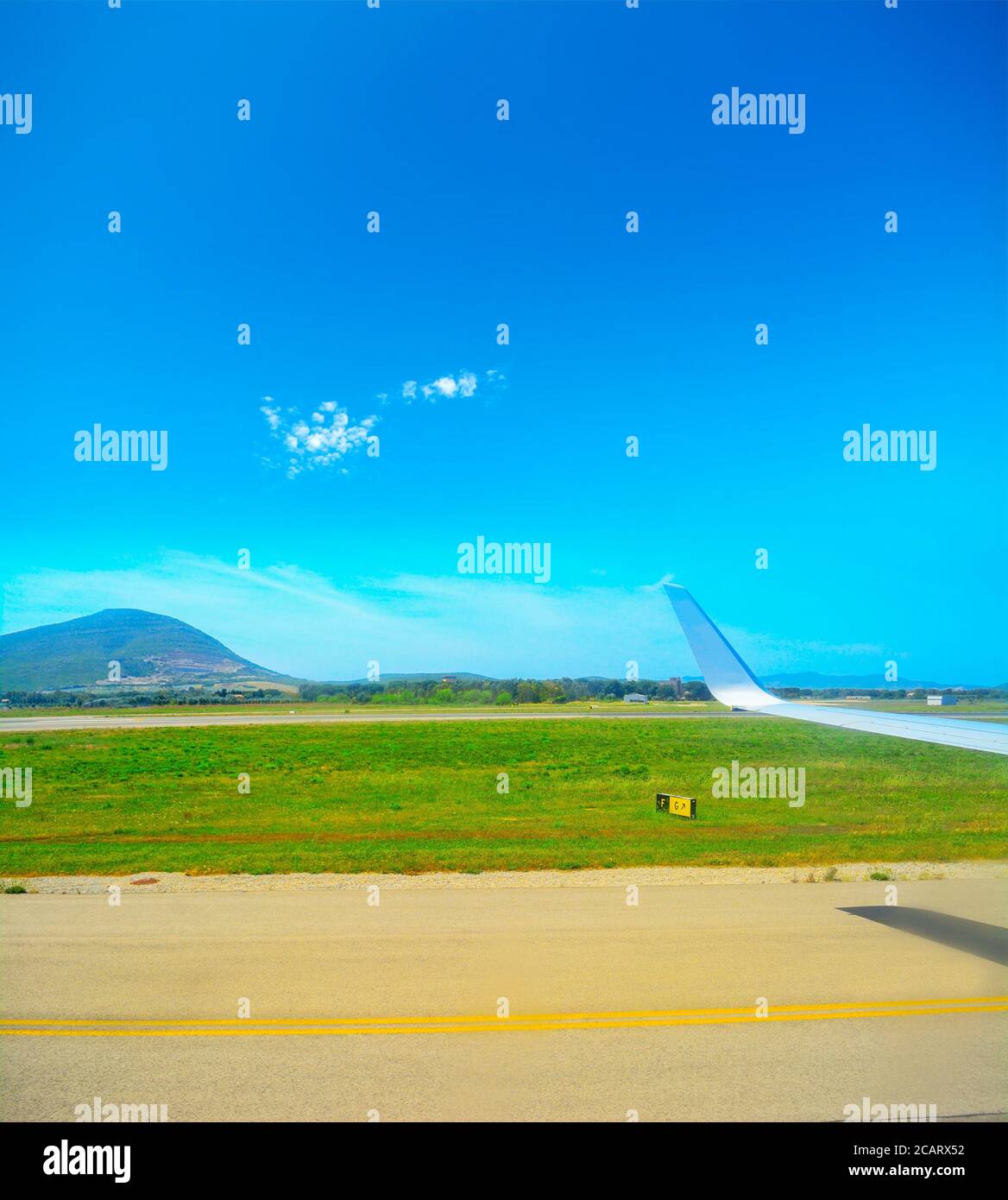 Airplane wing on runway clear hi-res stock photography and images - Alamy
