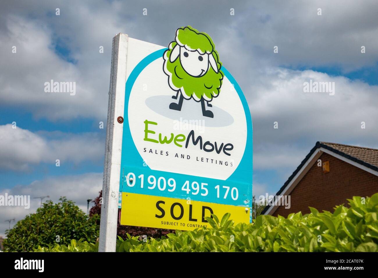Ewe move for sale sign hires stock photography and images Alamy