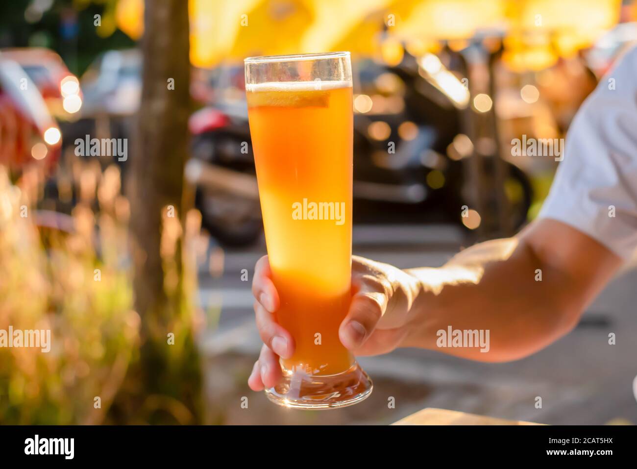Hand holding glass beer hi-res stock photography and images - Alamy
