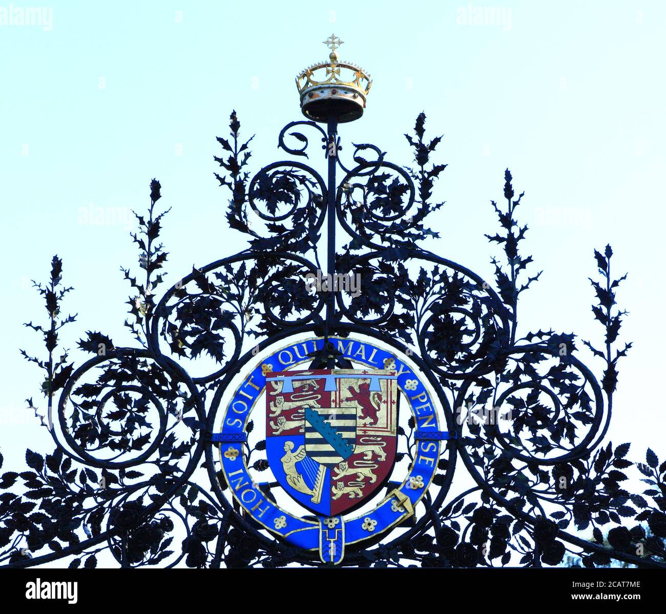 Norwich Gates, Sandringham House, Norfolk, detail, Royal Crest, Crown, ironwork, Honi Soi Qui Mal Y Pense Stock Photo