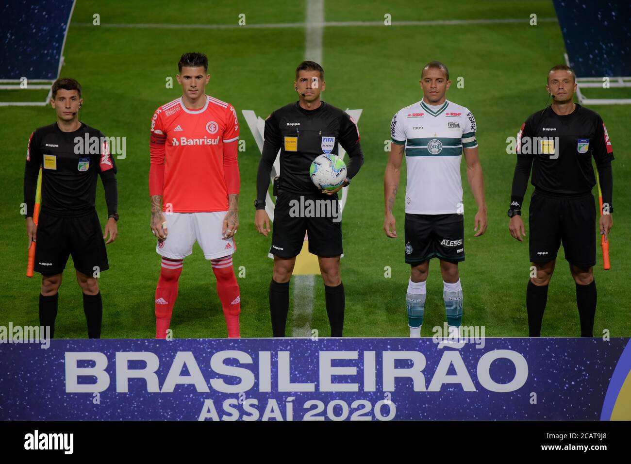 PR - Curitiba - 04/20/2022 - COPA DO BRASIL 2022, CORITIBA X SANTOS -  Referee Bruno Arleu de Araujo consults VAR (video resource) during a match  between Coritiba and Santos at Couto