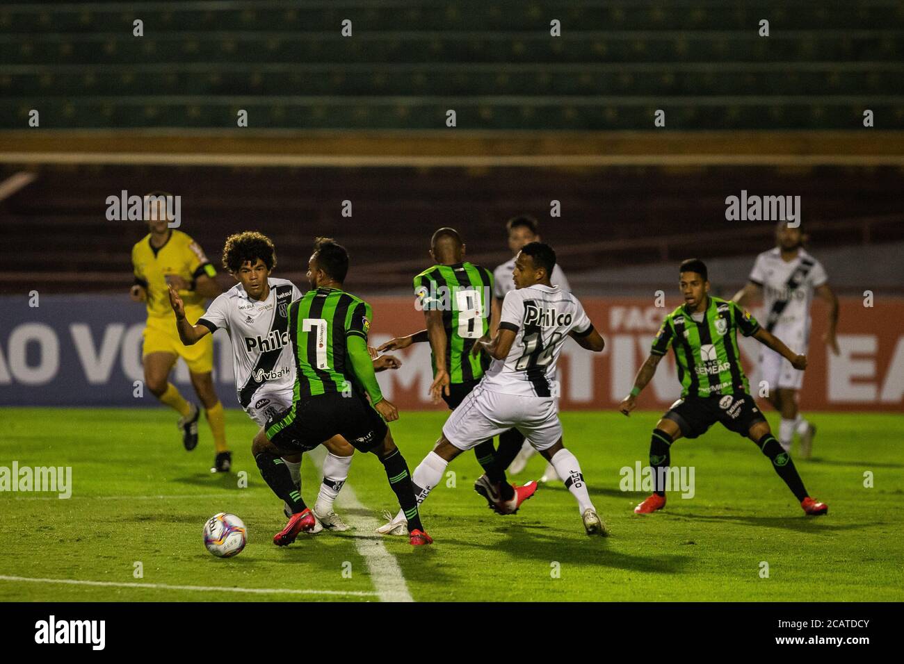Sao Paulo, Sao Paulo, Brasil. 8th Aug, 2020. (SPO) Second division Soccer match between Ponte Preta and America of Minas Gerais. August 8, 2020, Sao Paulo, Brazil: Soccer game between Ponte Preta and America (MG) valid for the Brazilian Championship of Series B 2020, held at the Caninde Stadium, north of the capital, this Saturday.Credit: Van Campos/Thenews2. Credit: Van Campos/TheNEWS2/ZUMA Wire/Alamy Live News Stock Photo