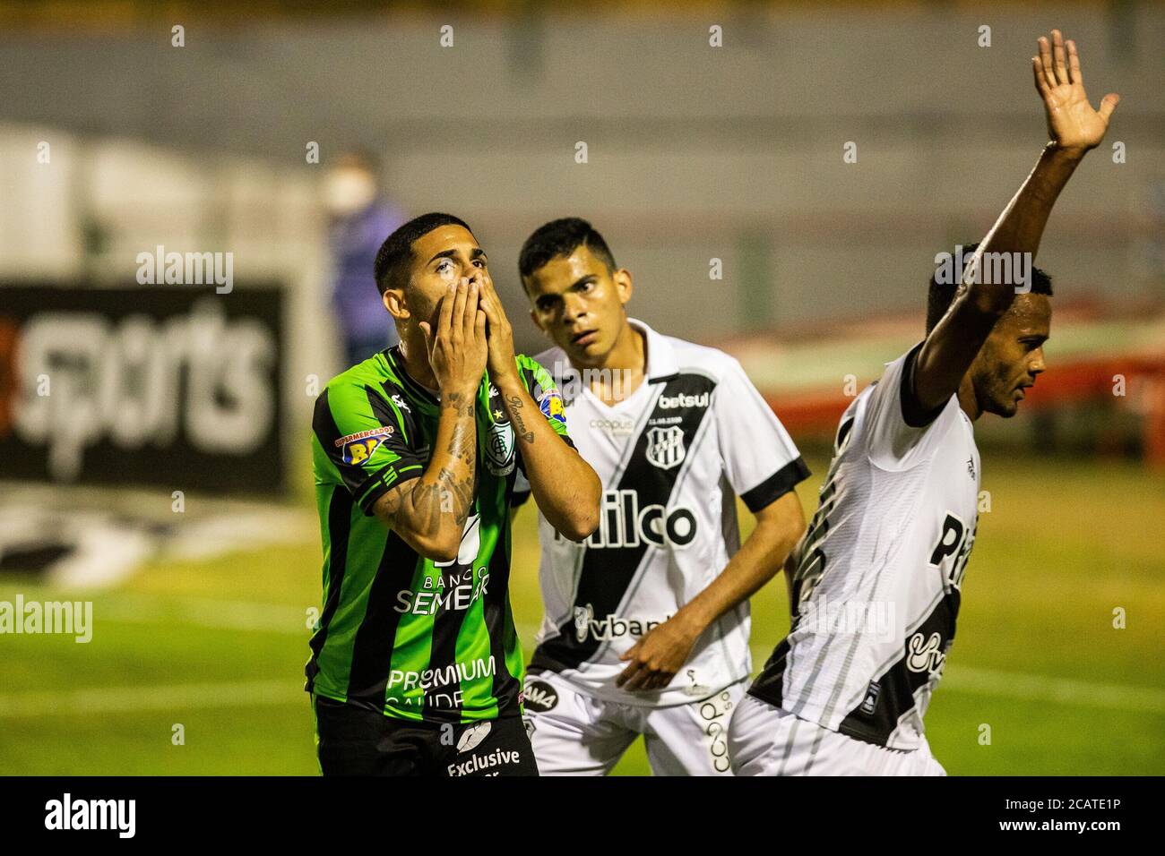 Sao Paulo, Sao Paulo, Brasil. 8th Aug, 2020. (SPO) Second division Soccer match between Ponte Preta and America of Minas Gerais. August 8, 2020, Sao Paulo, Brazil: Soccer game between Ponte Preta and America (MG) valid for the Brazilian Championship of Series B 2020, held at the Caninde Stadium, north of the capital, this Saturday.Credit: Van Campos/Thenews2 Credit: Van Campos/TheNEWS2/ZUMA Wire/Alamy Live News Stock Photo