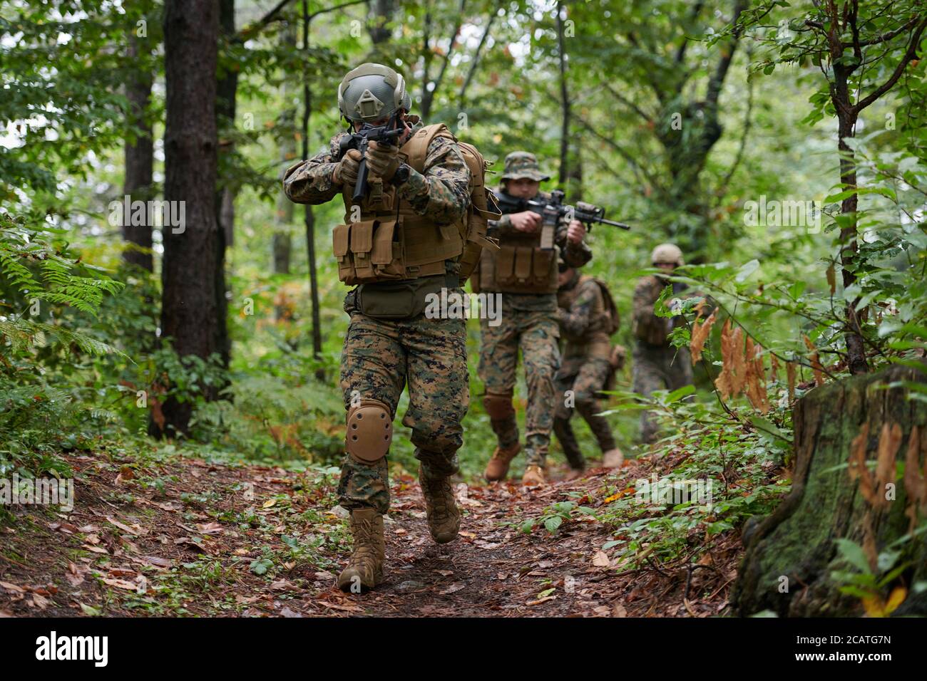 Army soldiers rifle moving hi-res stock photography and images - Alamy