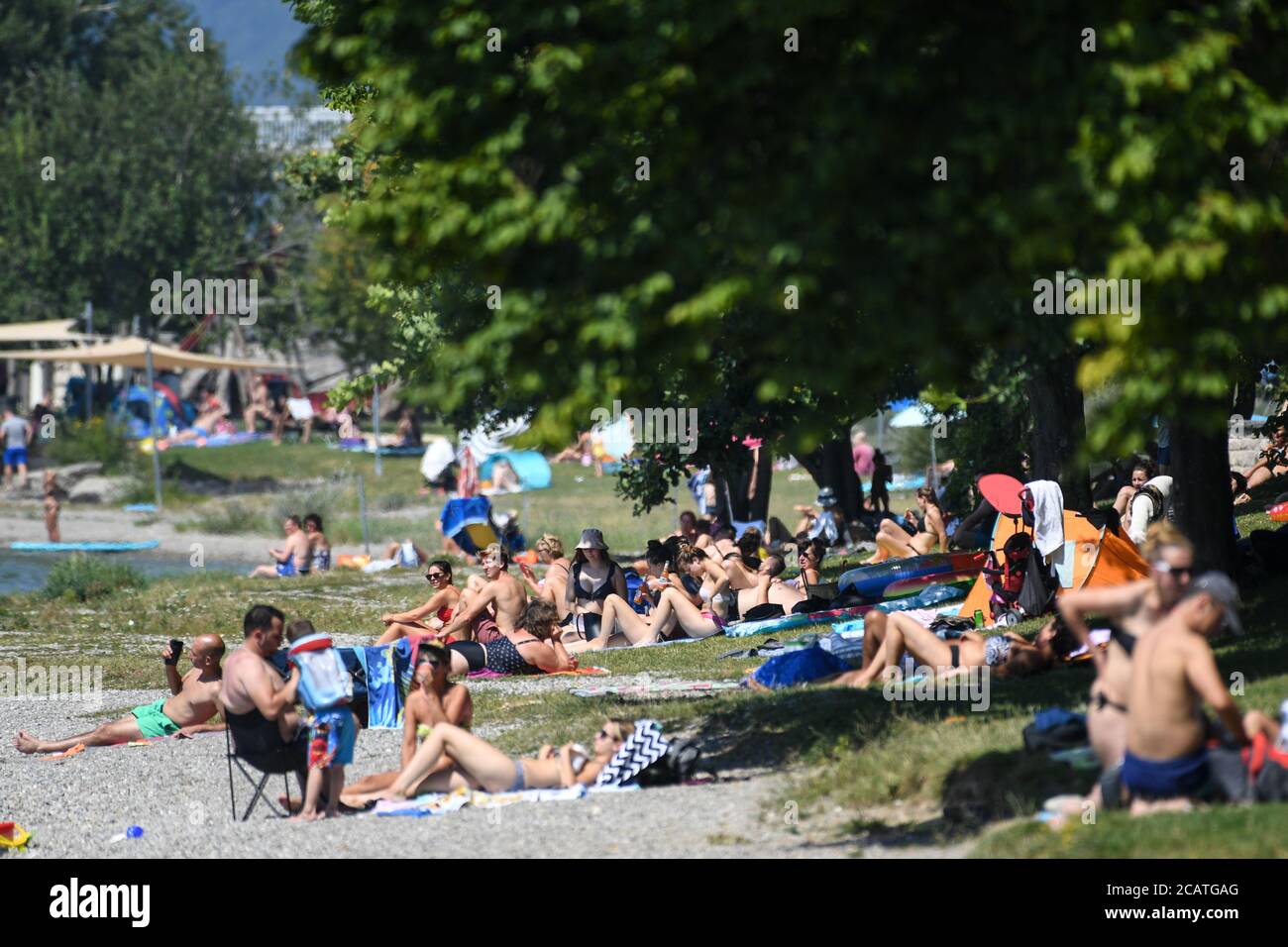 Sipplingen Am Bodensee, Germany. 08th Aug, 2020. Sunbathers lie on