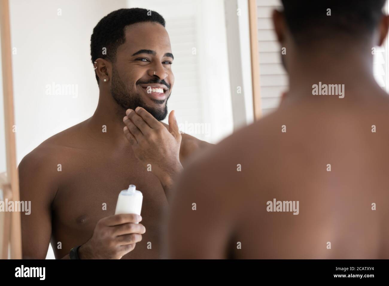 Man mirror after shave hi-res stock photography and images - Alamy