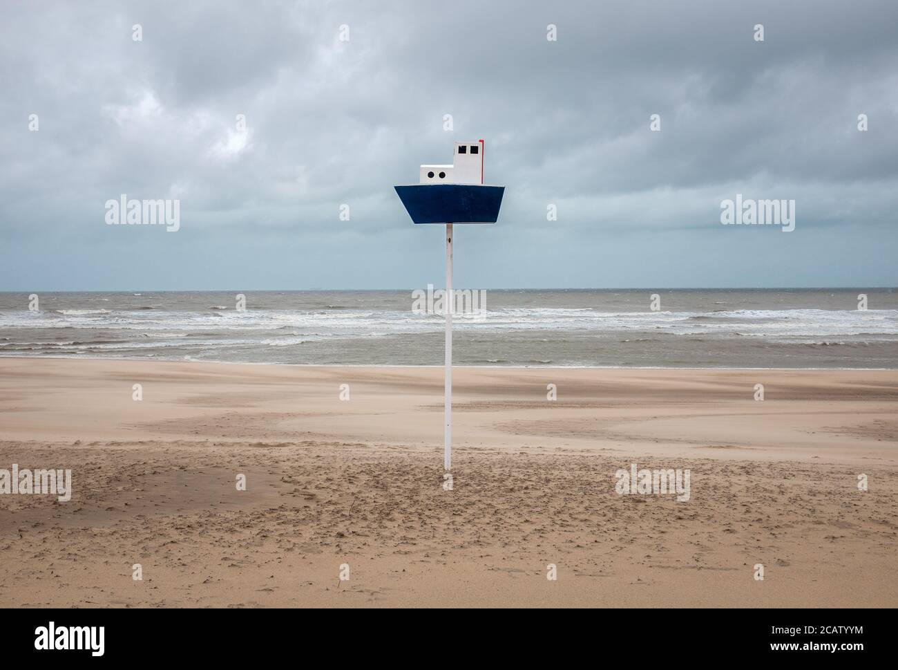 Orientation pole on an empty North Sea beach in Belgium. Stock Photo