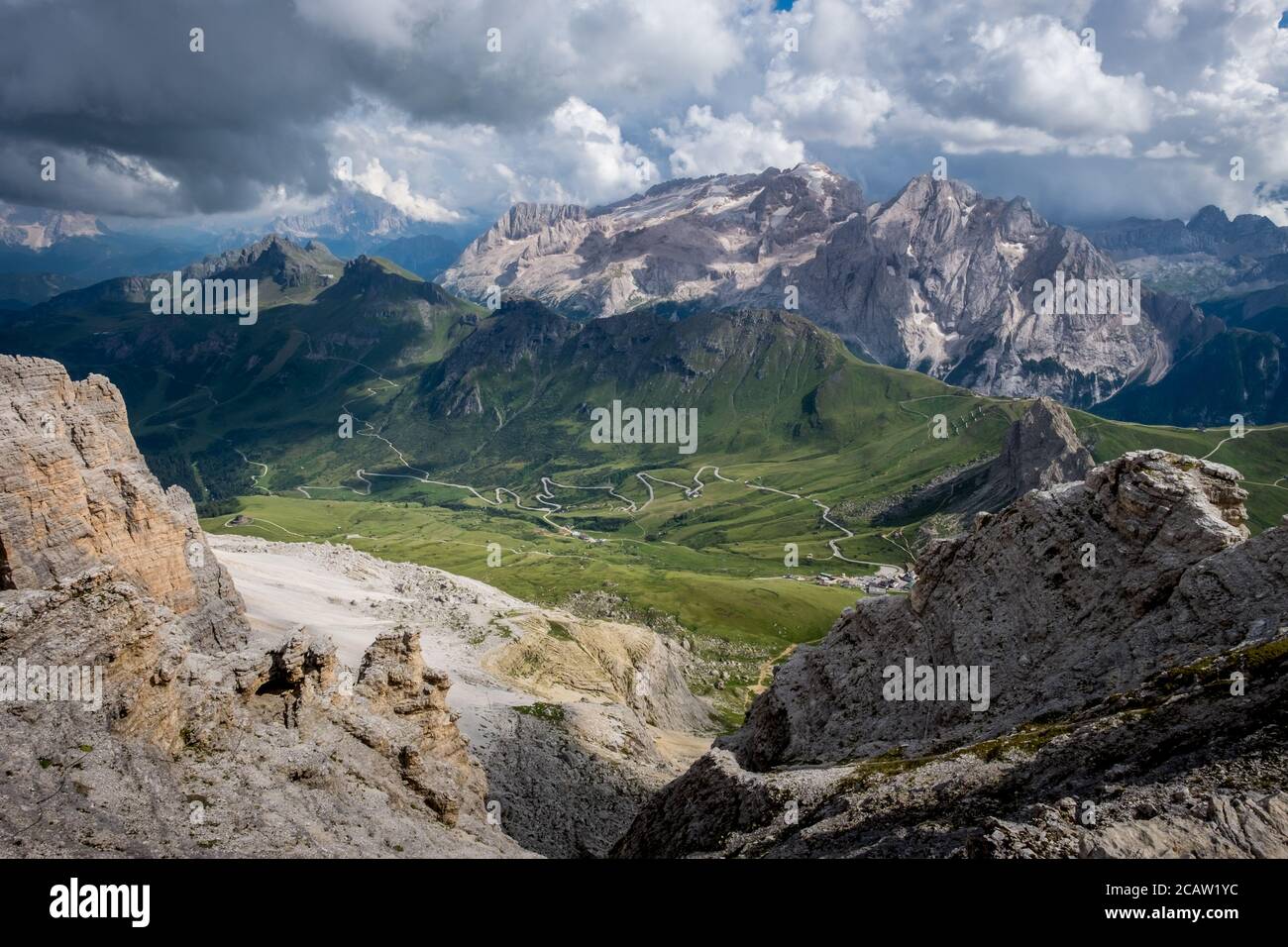 View from top of Sella Group plateau onto the dramatic peaks of Sassolungo Stock Photo