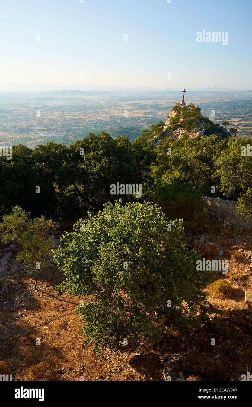 Scenery view from Sant Salvador Sanctuary with Creu del Picot cross, El Pla plain and Serra de Tramuntana (Felanitx, Majorca, Balearic Islands, Spain) Stock Photo