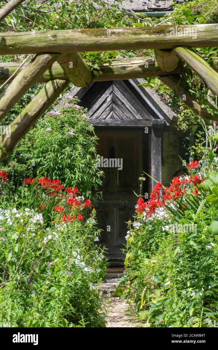 Dark doorway house hi-res stock photography and images - Alamy