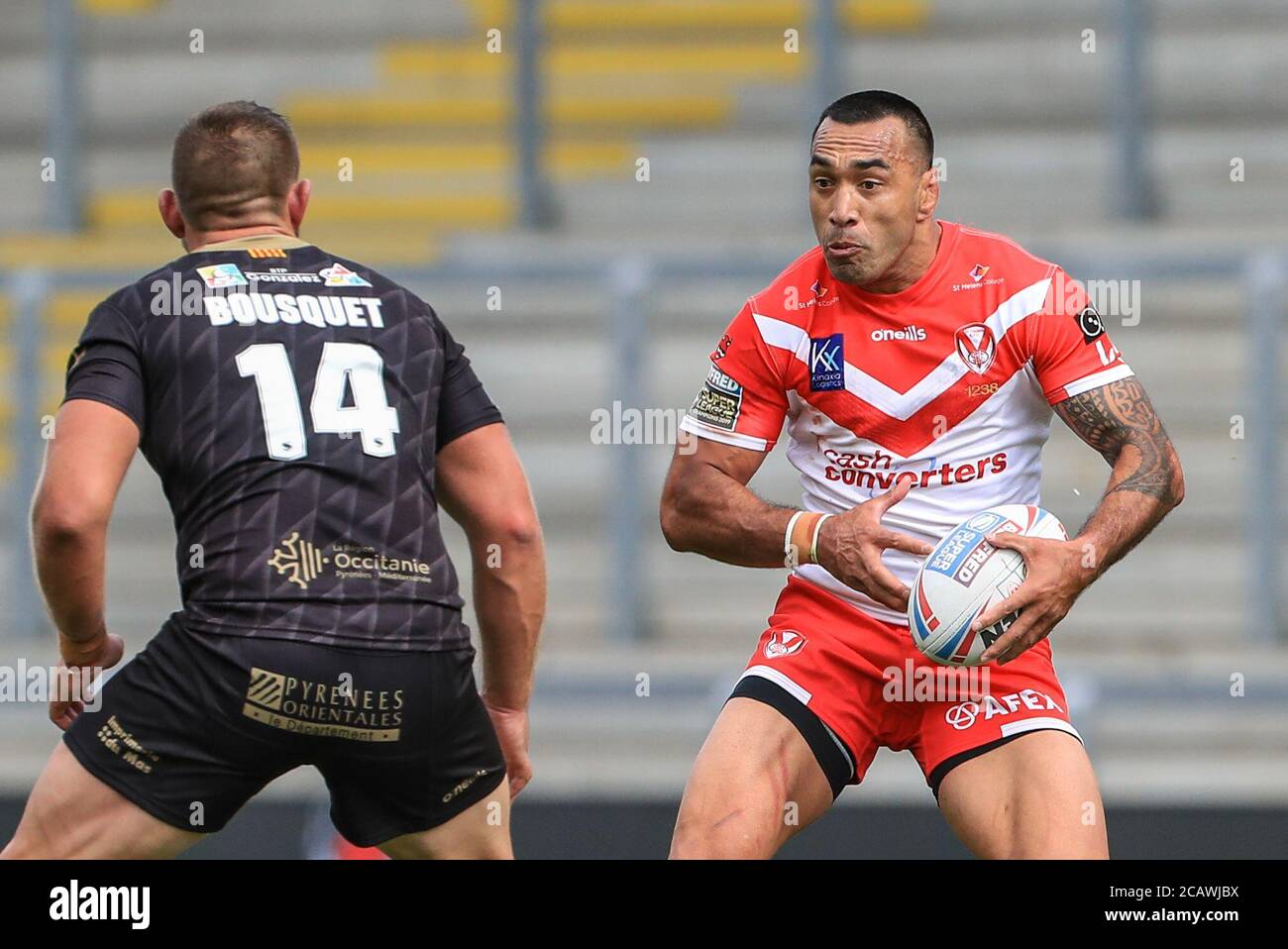 Zeb Taia (11) of St Helens looks for a way past Julian Bousquet (14) of Catalans Dragons Stock Photo