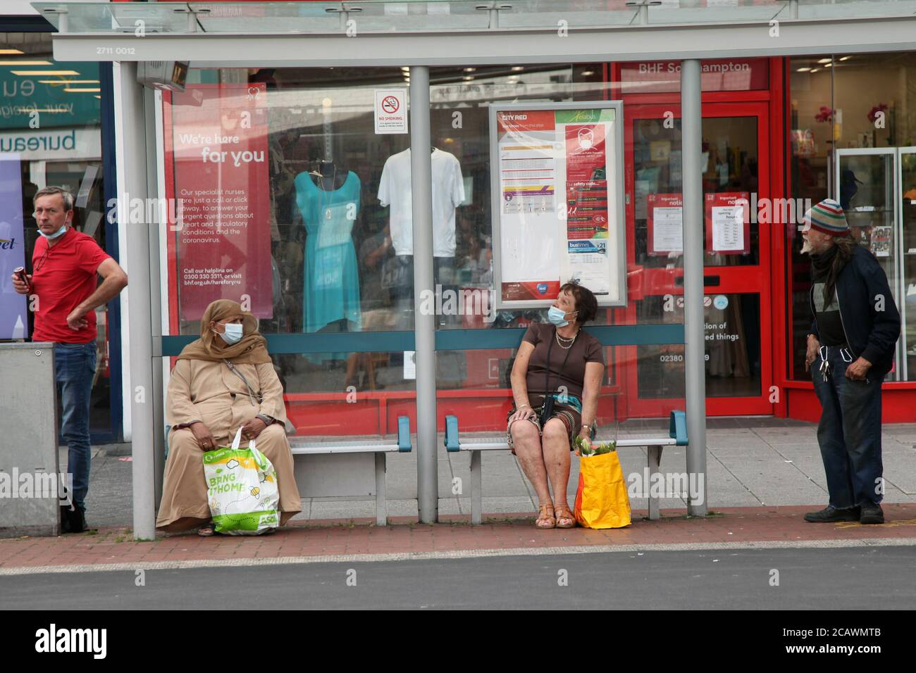 Shoppers wearing facemasks uk hi-res stock photography and images - Alamy