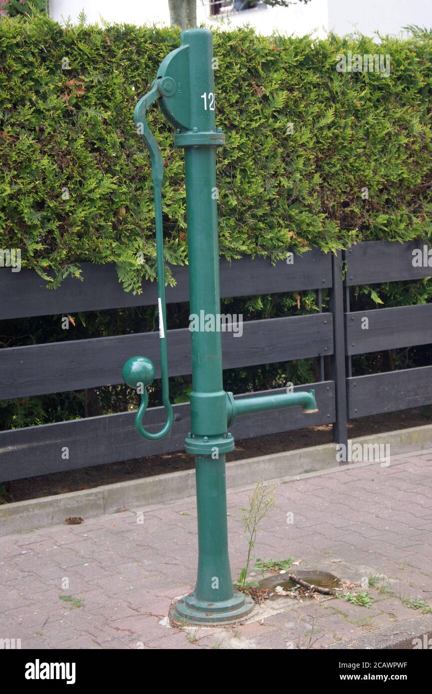 Eine Wasserpumpe am Straßenrand in Staaken, Berlin-Spandau, im Blankeneser Weg Ecke Pinneberger Weg Stock Photo