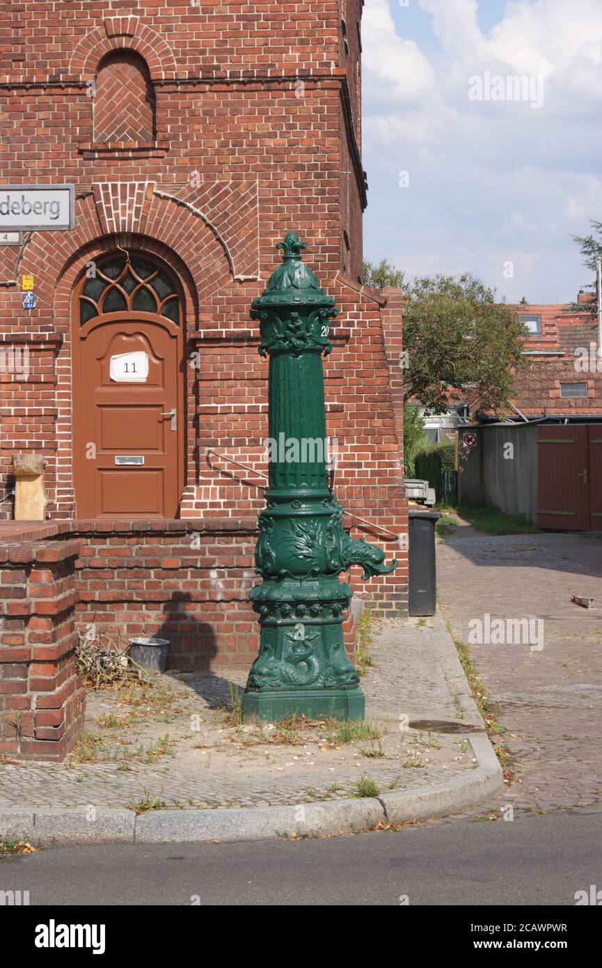 Eine Wasserpumpe am Straßenrand in Berlin-Spandau in der Gartenstadt Staaken; A water pump on the roadside in Berlin-Spandau. Stock Photo