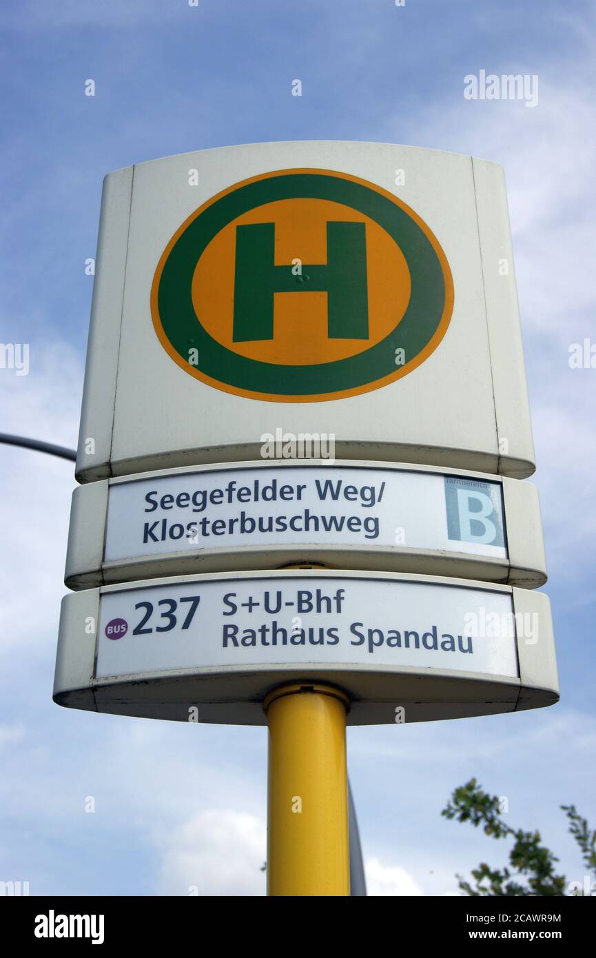 BVG-Haltestele Seegefelder Weg Ecke Klosterbuschweg Stock Photo