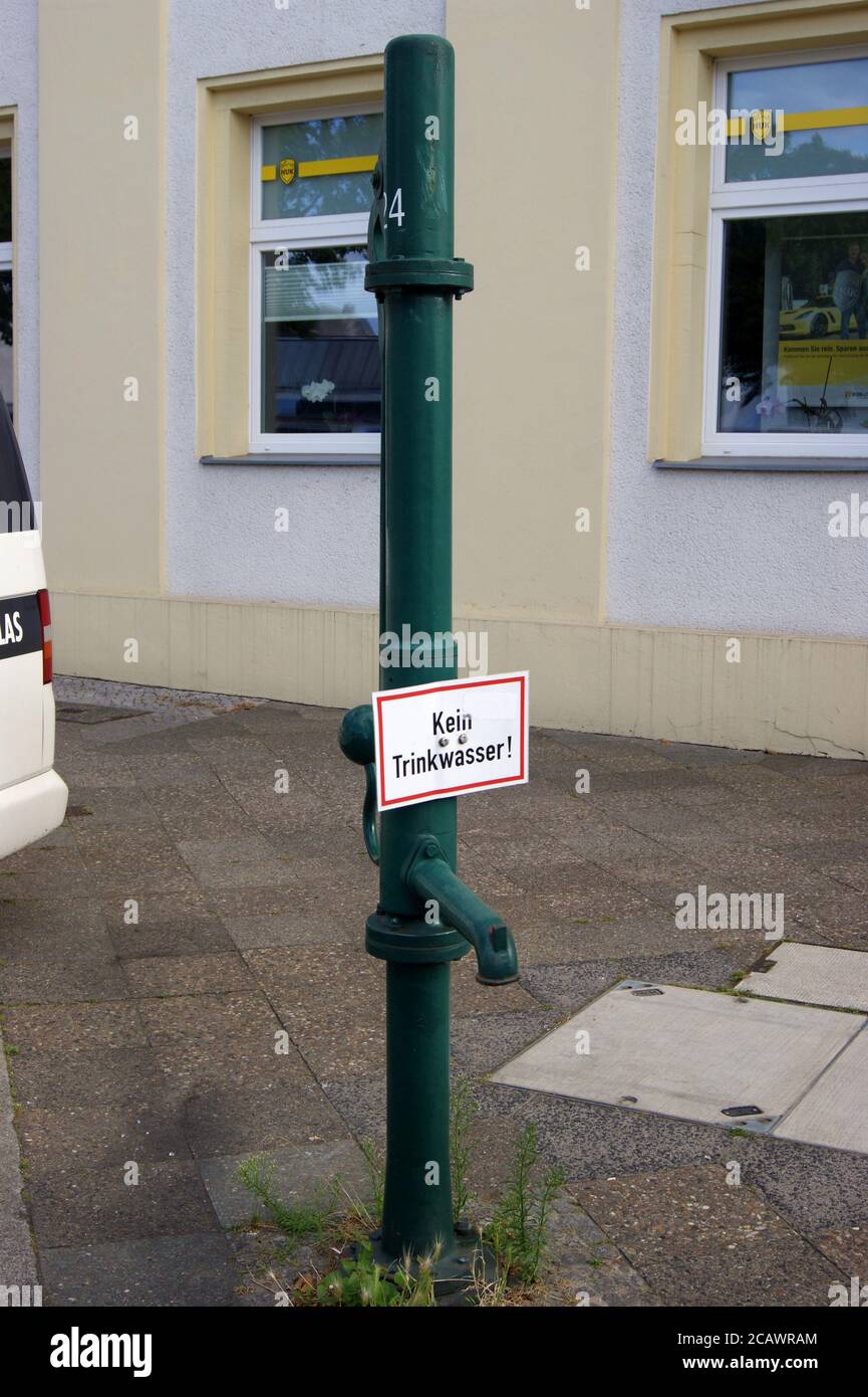 Wasserpumpe am Straßenrand (hier: Altonaer Straße Ecke Päwesiner Weg) in Berlin-Spandau Stock Photo